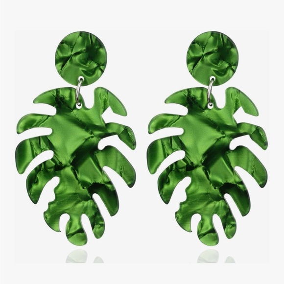 Jewelry - 🌟3/$20 Eligble - Green Leaf Drop Earrings